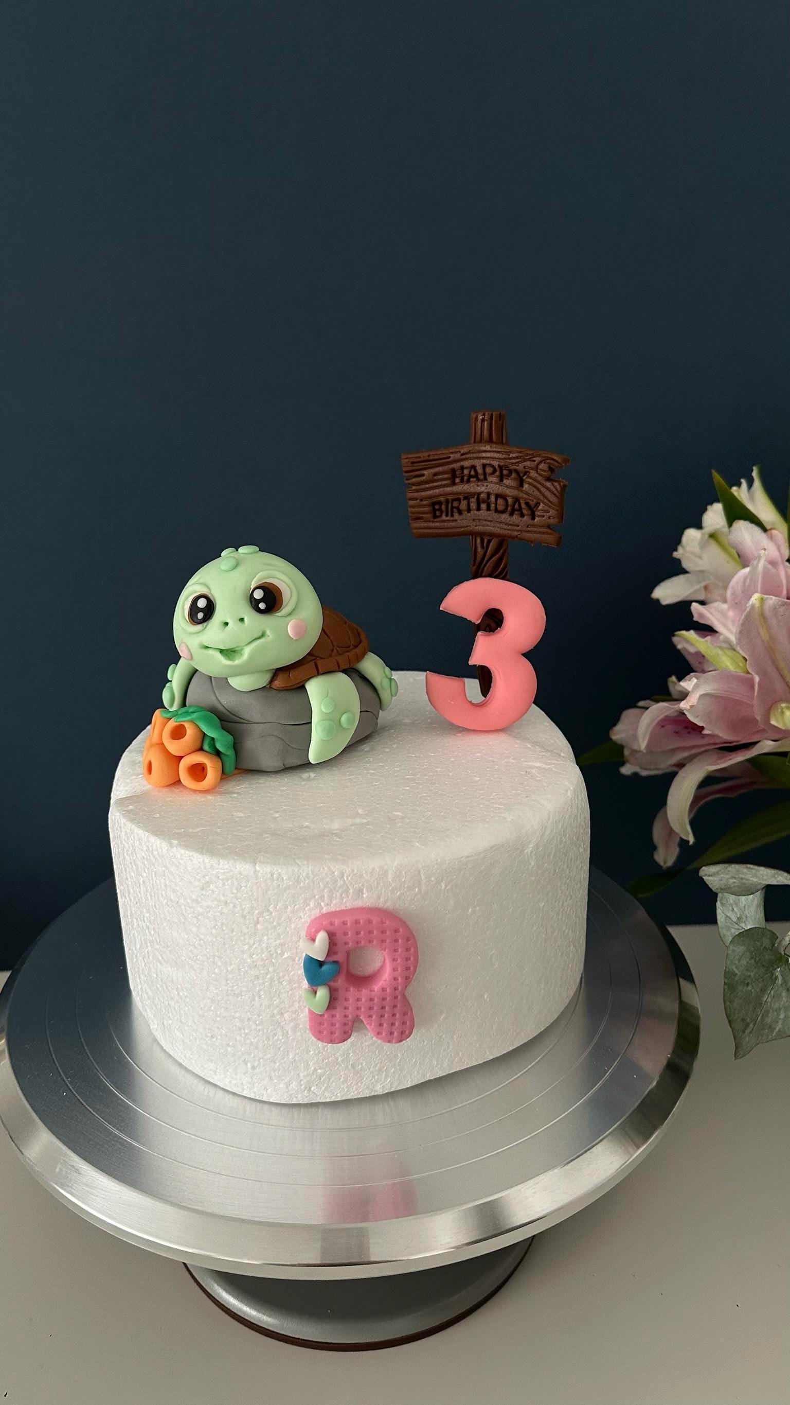 Turtle Birthday Cake Topper - Handmade Fondant Decoration with Number and Lettre.