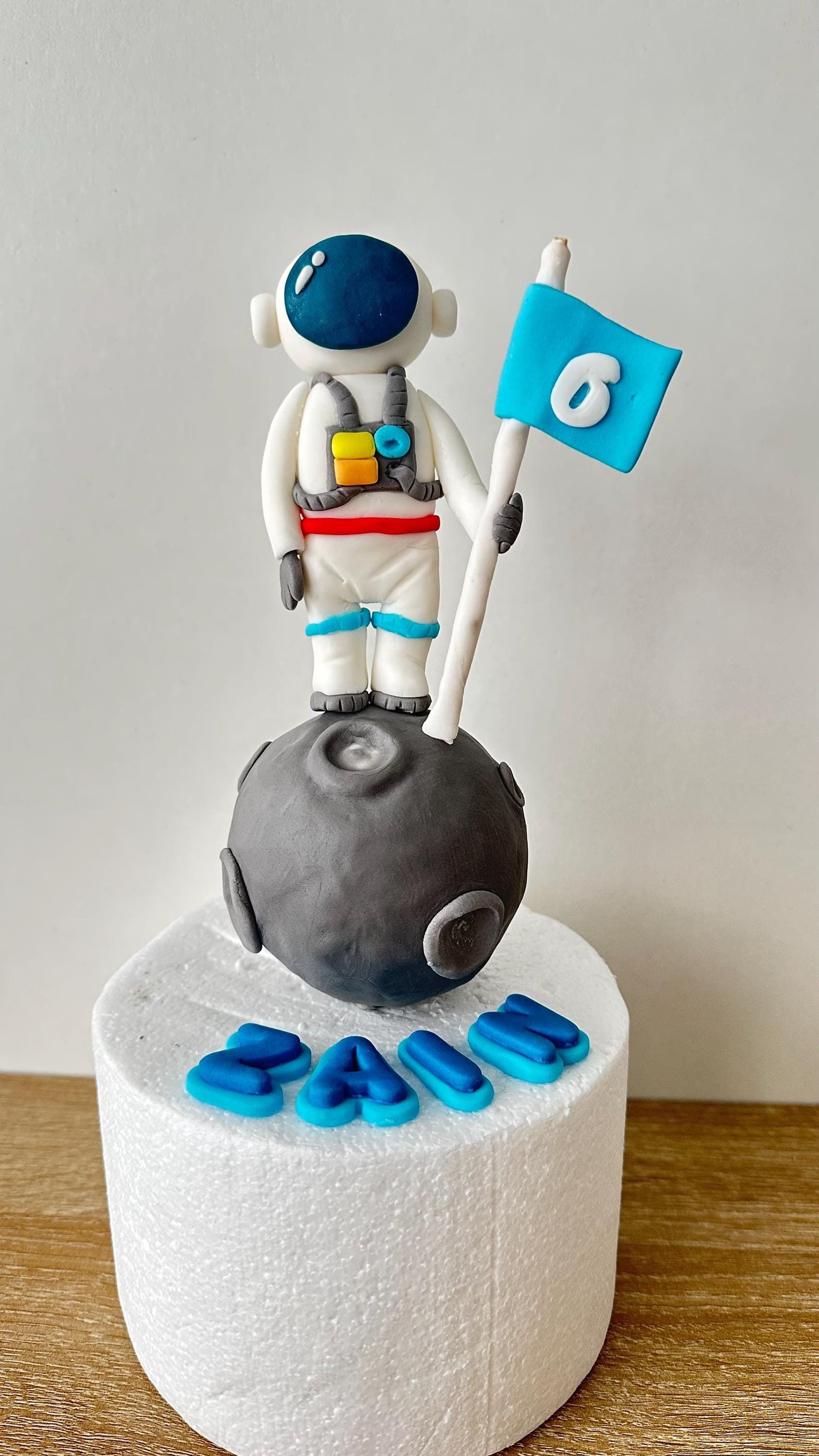 EDIBLE cake topper Astronaut with moon, name and age include