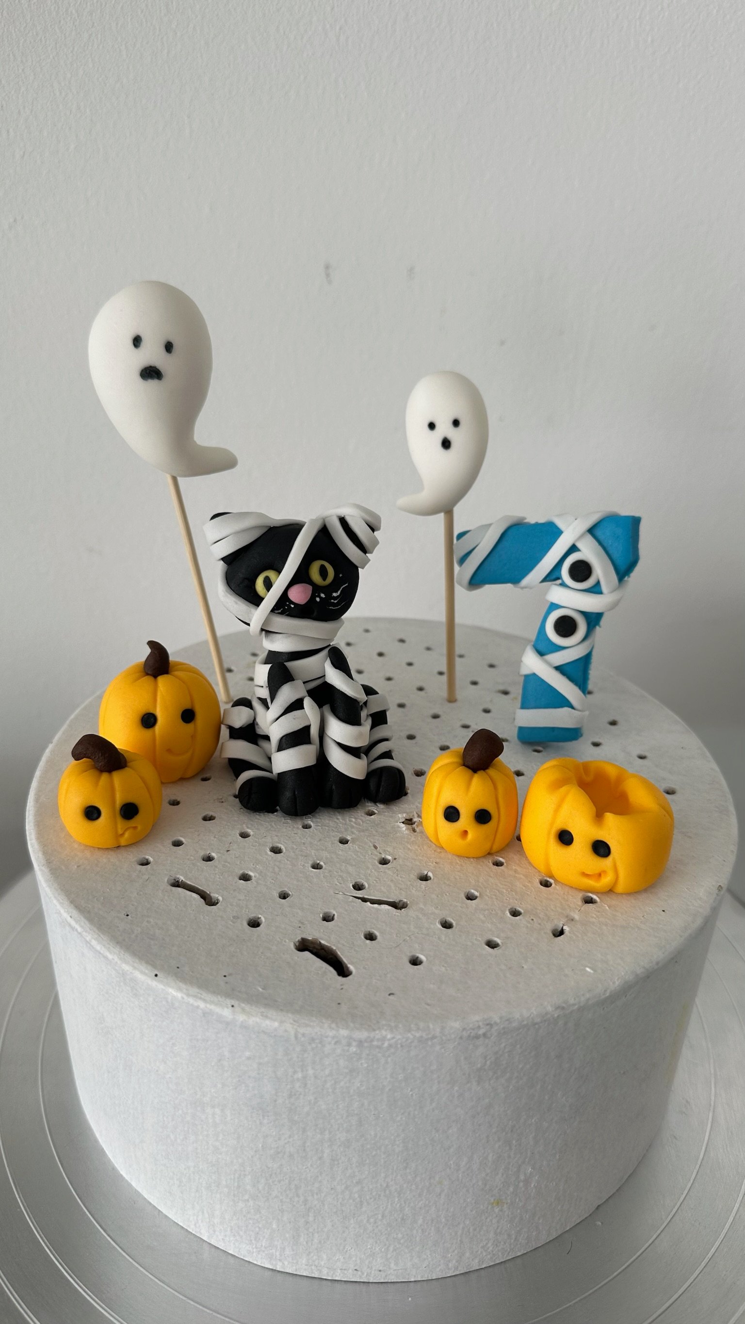 Handmade Mummy Cat Halloween Cake Topper, Personalised Number, Pumpkins, Ghosts (Fondant)